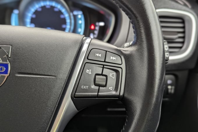 2025 Volvo V40