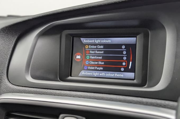 2025 Volvo V40