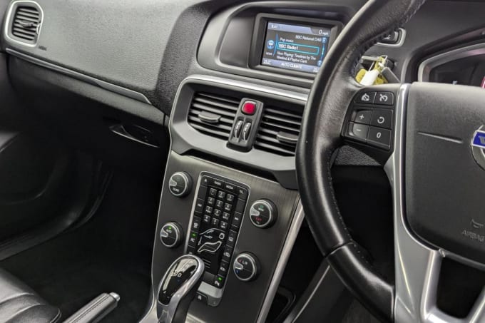 2025 Volvo V40