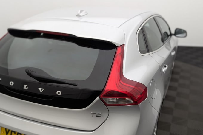 2025 Volvo V40