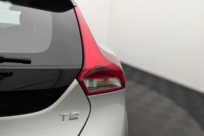 2025 Volvo V40