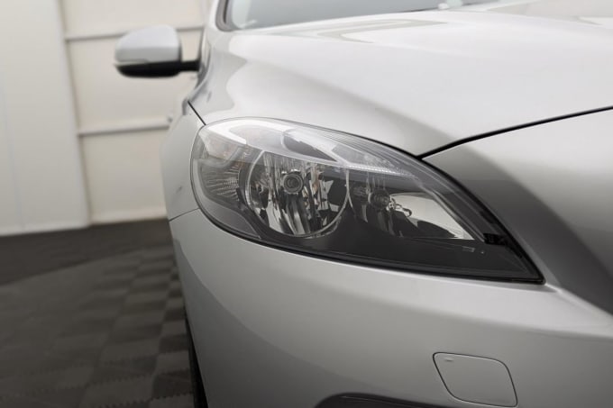 2025 Volvo V40