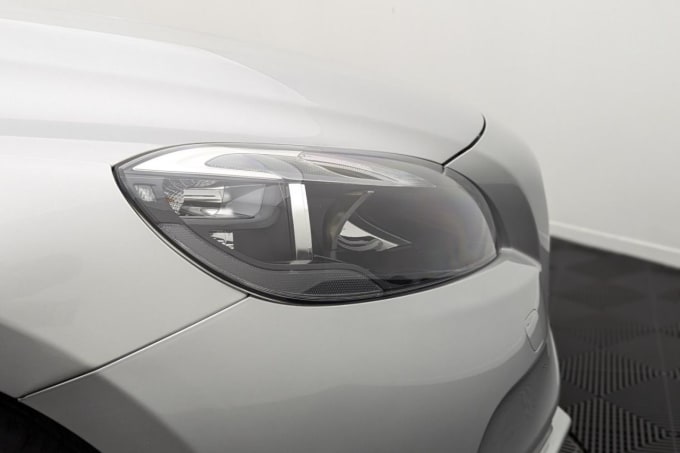 2025 Volvo V40