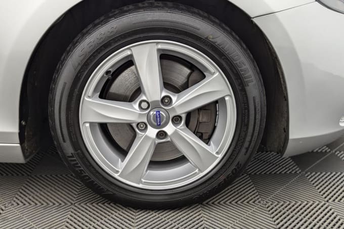 2025 Volvo V40