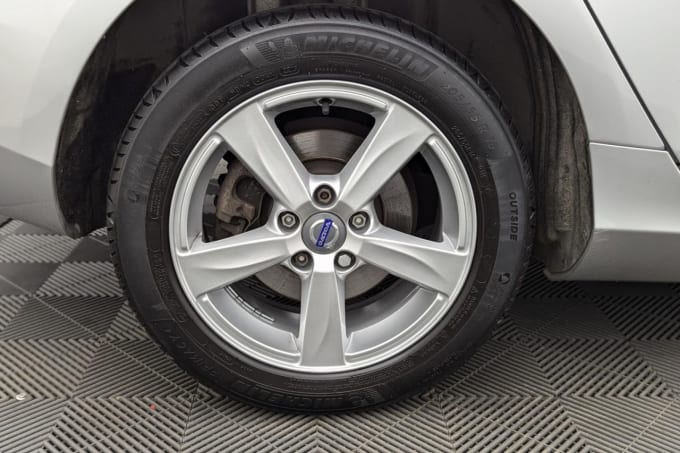 2025 Volvo V40