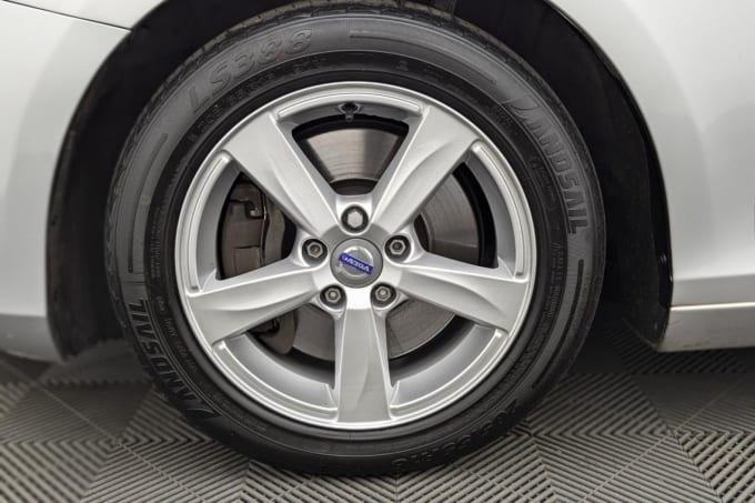 2025 Volvo V40