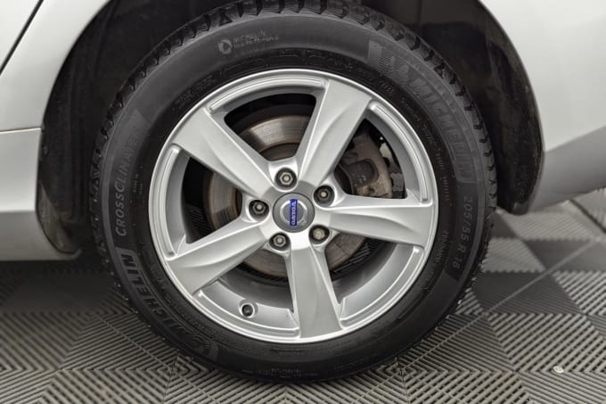 2025 Volvo V40