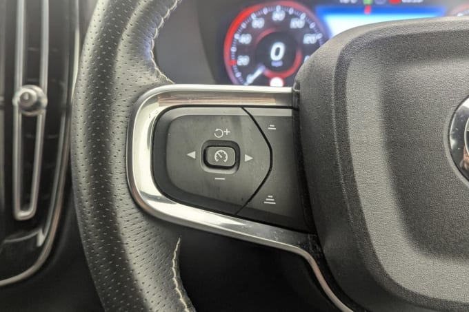 2025 Volvo Xc40