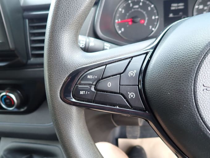 2025 Nissan Primastar