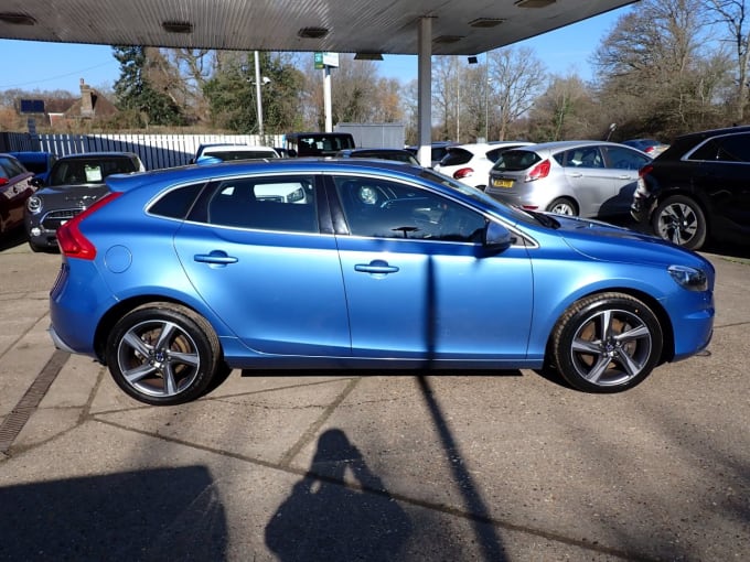 2025 Volvo V40