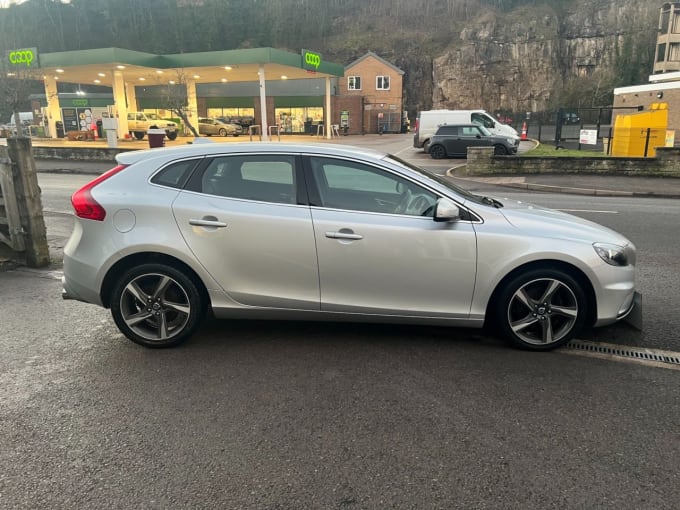 2025 Volvo V40