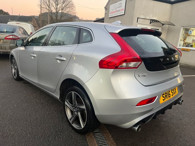 2025 Volvo V40