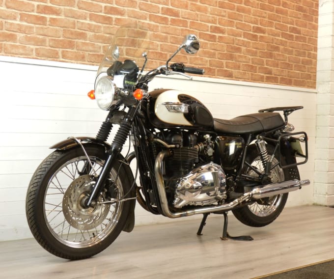 2025 Triumph Bonneville T100