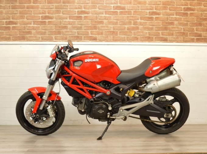 2025 Ducati Monster 696