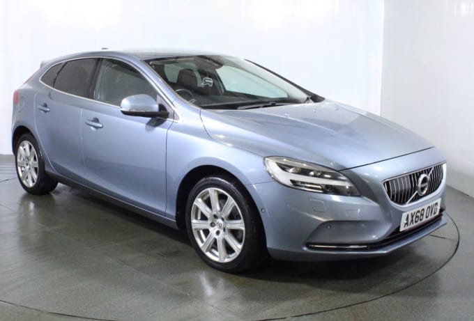 2025 Volvo V40