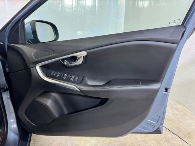 2025 Volvo V40