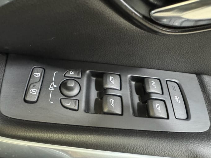 2025 Volvo V40