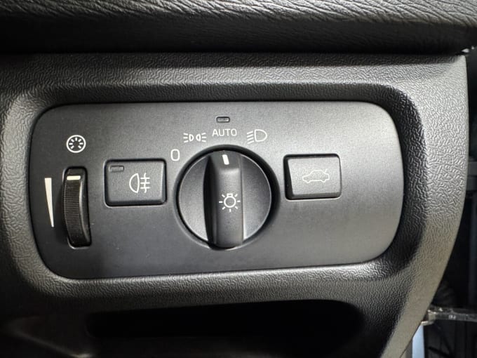 2025 Volvo V40