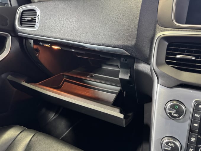 2025 Volvo V40