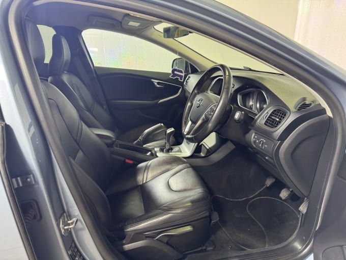 2025 Volvo V40