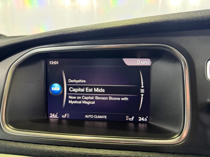 2025 Volvo V40