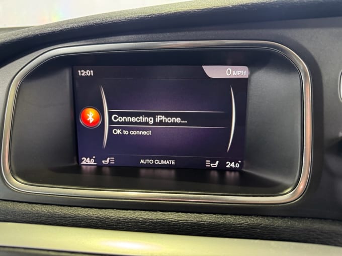 2025 Volvo V40