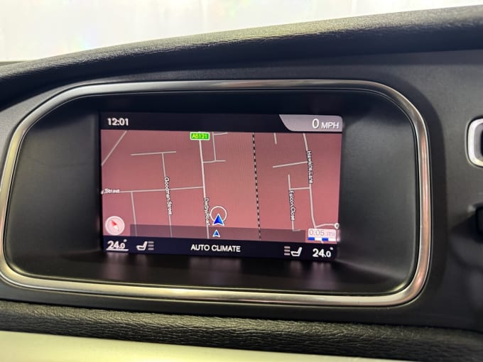 2025 Volvo V40