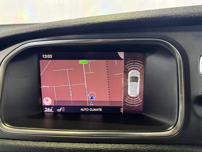 2025 Volvo V40