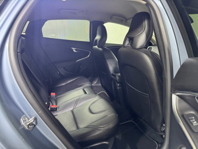 2025 Volvo V40