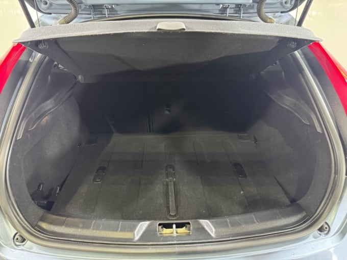 2025 Volvo V40