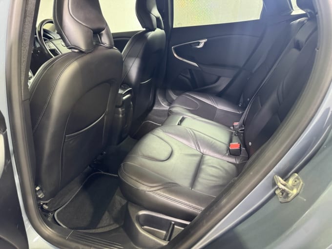 2025 Volvo V40