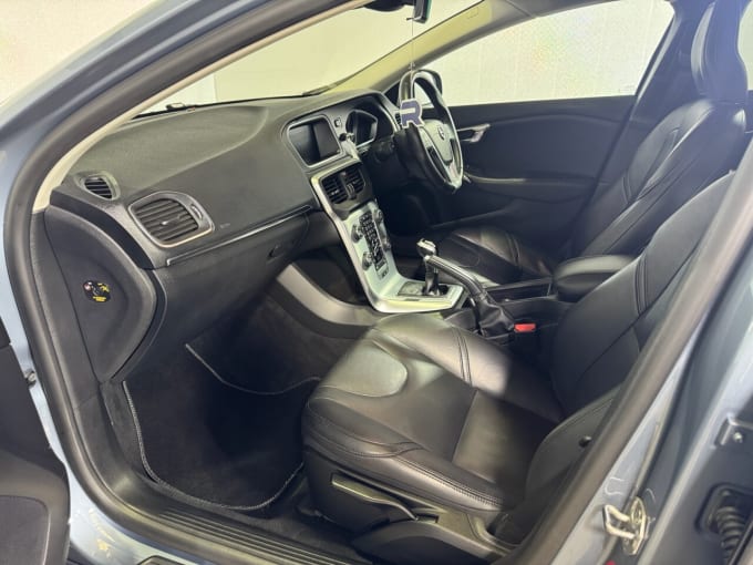 2025 Volvo V40