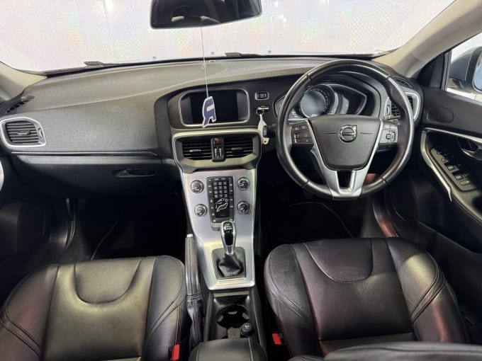 2025 Volvo V40
