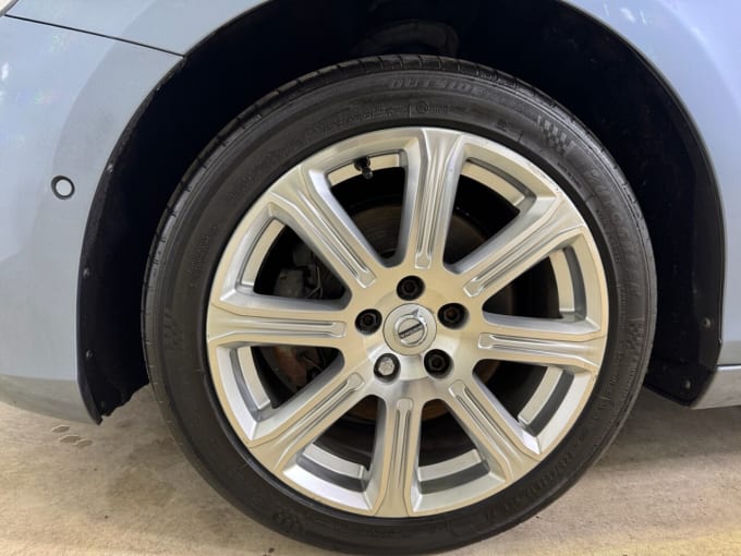 2025 Volvo V40