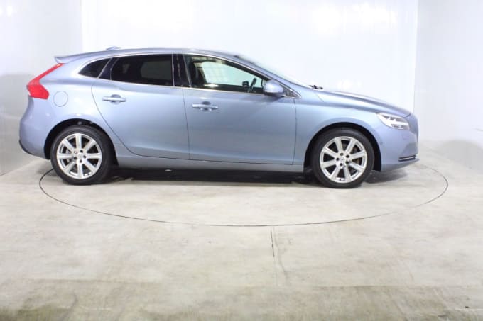 2025 Volvo V40