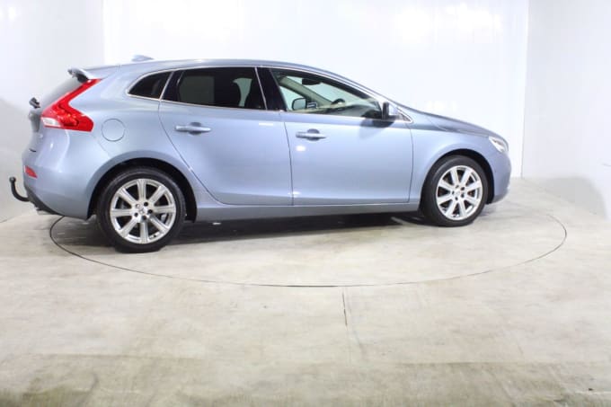 2025 Volvo V40