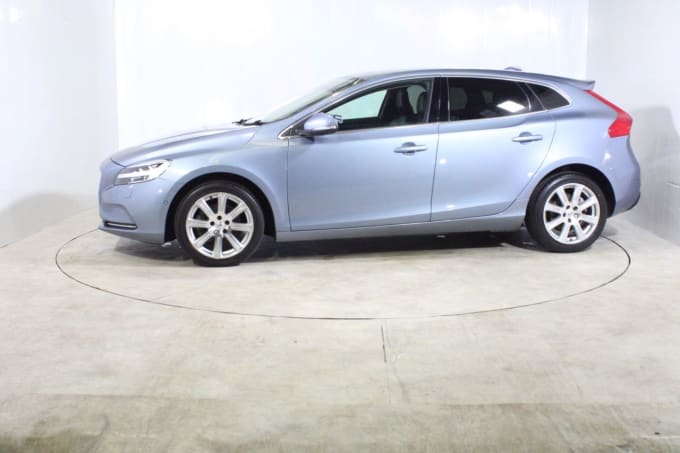 2025 Volvo V40