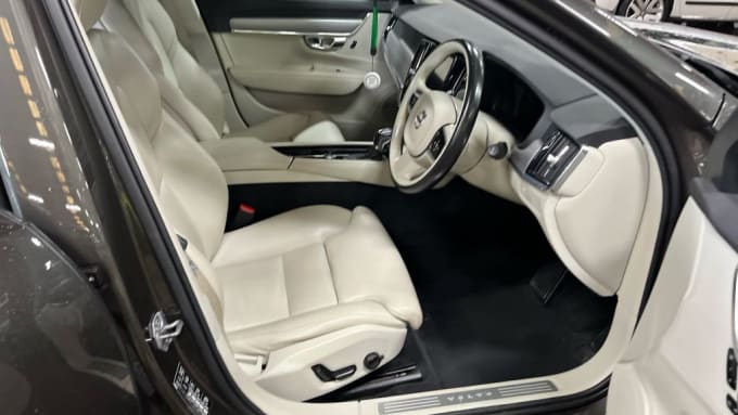 2025 Volvo V90