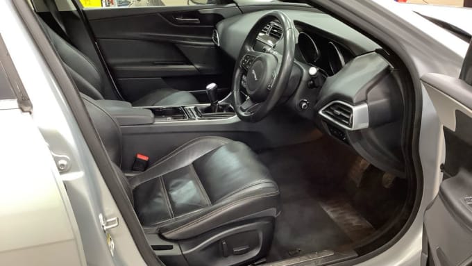2025 Jaguar Xe