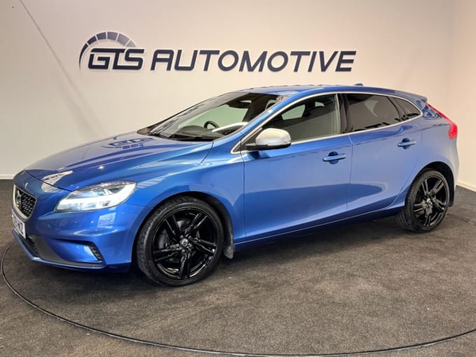 2025 Volvo V40