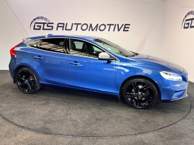 2025 Volvo V40