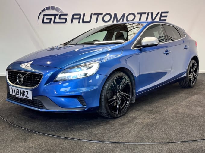 2025 Volvo V40