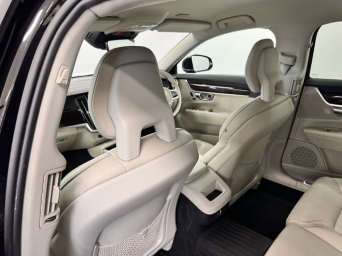 2025 Volvo V90