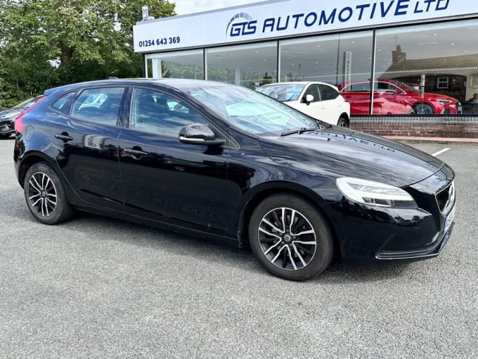 2025 Volvo V40