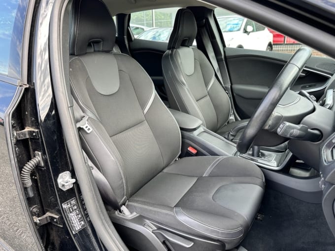 2025 Volvo V40