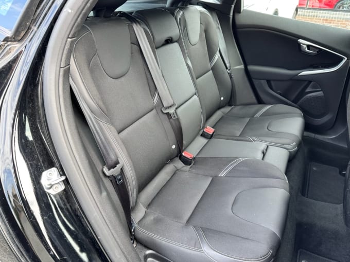 2025 Volvo V40