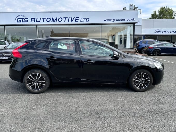 2025 Volvo V40