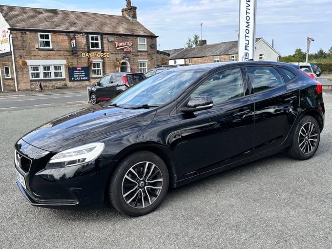2025 Volvo V40
