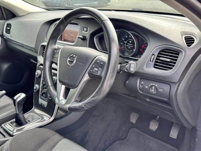 2025 Volvo V40