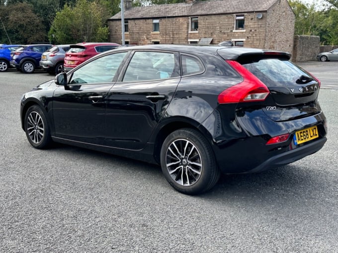 2025 Volvo V40